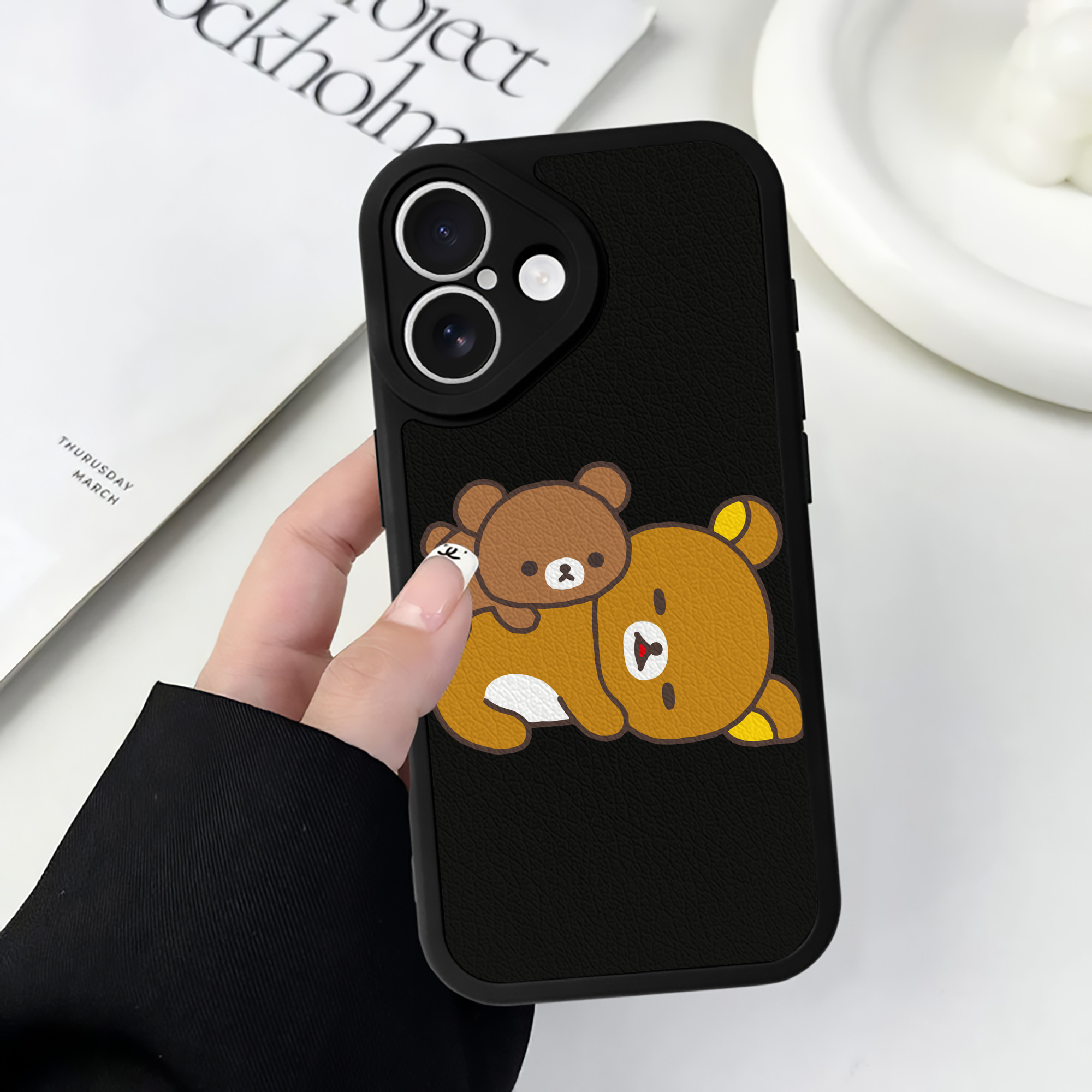 （画像用） リラックマ リラックマ キイロイトリ Rilakkuma Korilakkuma Kiiroitori 【iPhone 16シリーズ対応】シリコンスマホケース（レザー調） 材質：シリコン